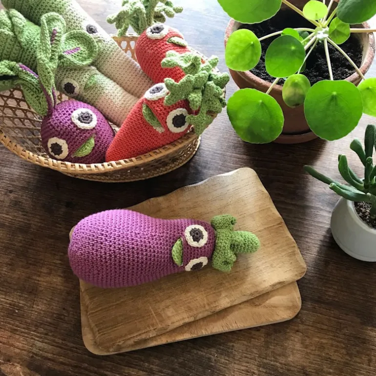 Hochet aubergine en crochet "The veggy toys", coton bio<MyuM Clearance