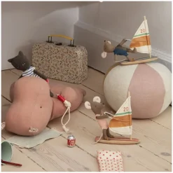 Petit frère souris à la plage avec sa planche à voile<Maileg Best