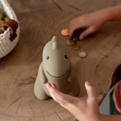 Tirelire Jéroom le Dino en silicone - 16cm - Atelier Pierre Junior - couleur argile<Peluches Miffy & Snoopy Fashion