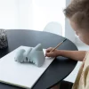Tirelire Jéroom le Dino en silicone - 16cm - Atelier Pierre Junior - couleur sauge<Peluches Miffy & Snoopy Cheap