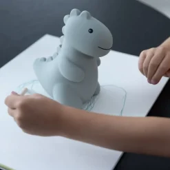 Tirelire Jéroom le Dino en silicone - 16cm - Atelier Pierre Junior - couleur sauge<Peluches Miffy & Snoopy Cheap